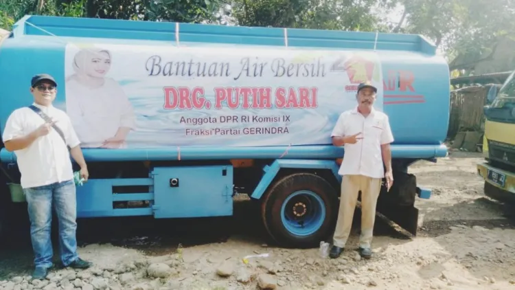 Bantu Masyarakat Terdampak Kekeringan, Putih Sari Salurkan Air Bersih
